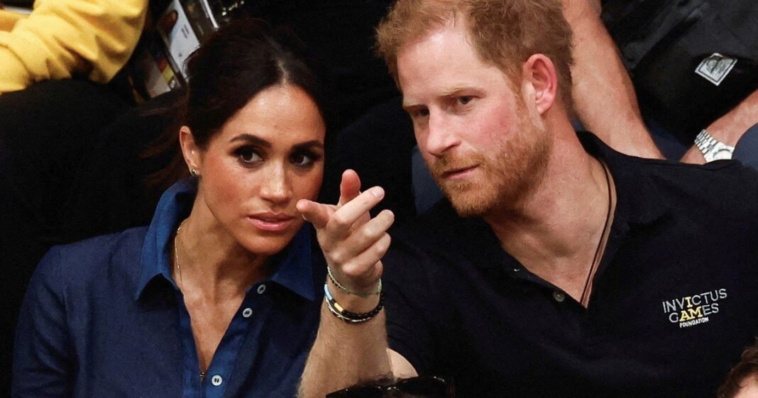 El príncipe Harry y Meghan, duques de Sussex, caminando en un entorno campestre