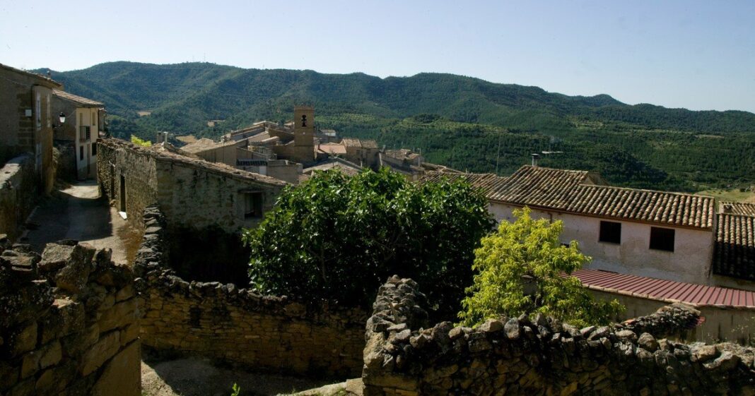 Vista del pueblo de Orés en la provincia de Zaragoza, España