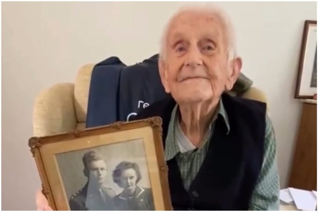 Ron Letheren, de 103 años, realizando ejercicios de estiramiento en su hogar