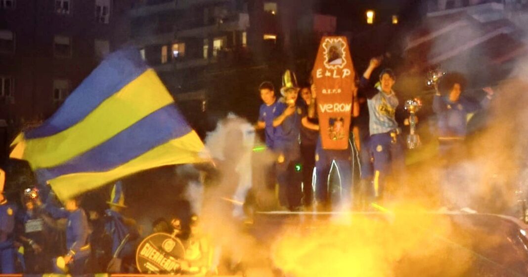 Jugadores de Rosario Central en la caravana por la Supercopa Internacional mostrando un ataúd con la foto de Juan Sebastián Verón