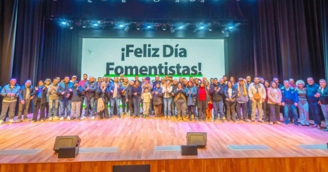 Representantes de clubes de barrio en el Teatro Otamendi durante el anuncio de subsidios en San Fernando