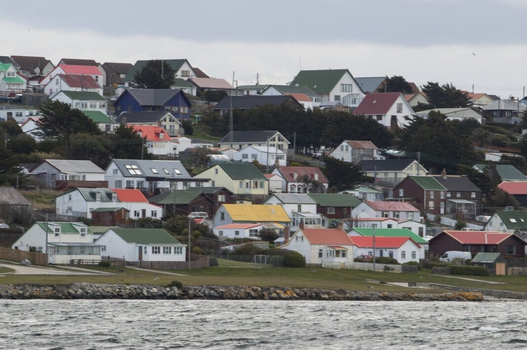 Plataforma petrolera en el Atlántico Sur cerca de las Islas Malvinas