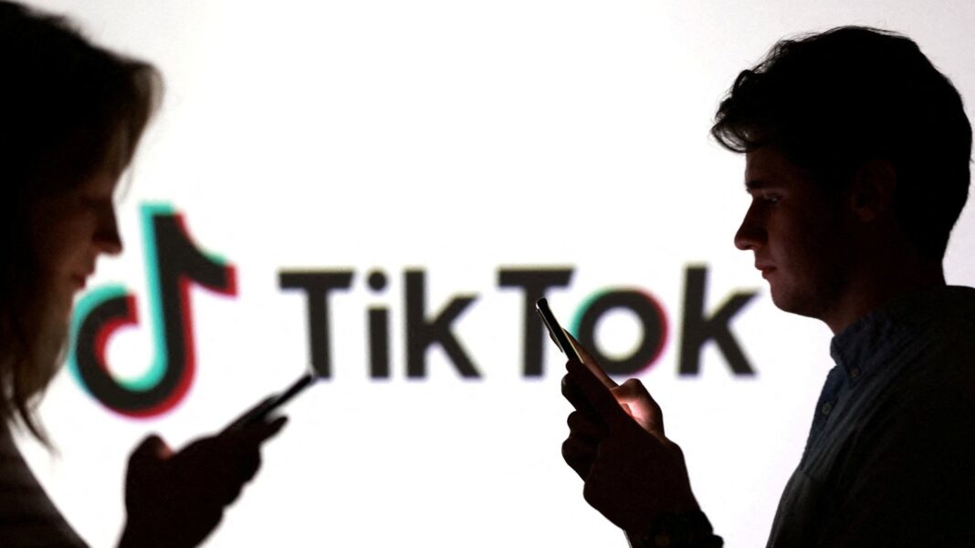 Logo de TikTok en un teléfono inteligente