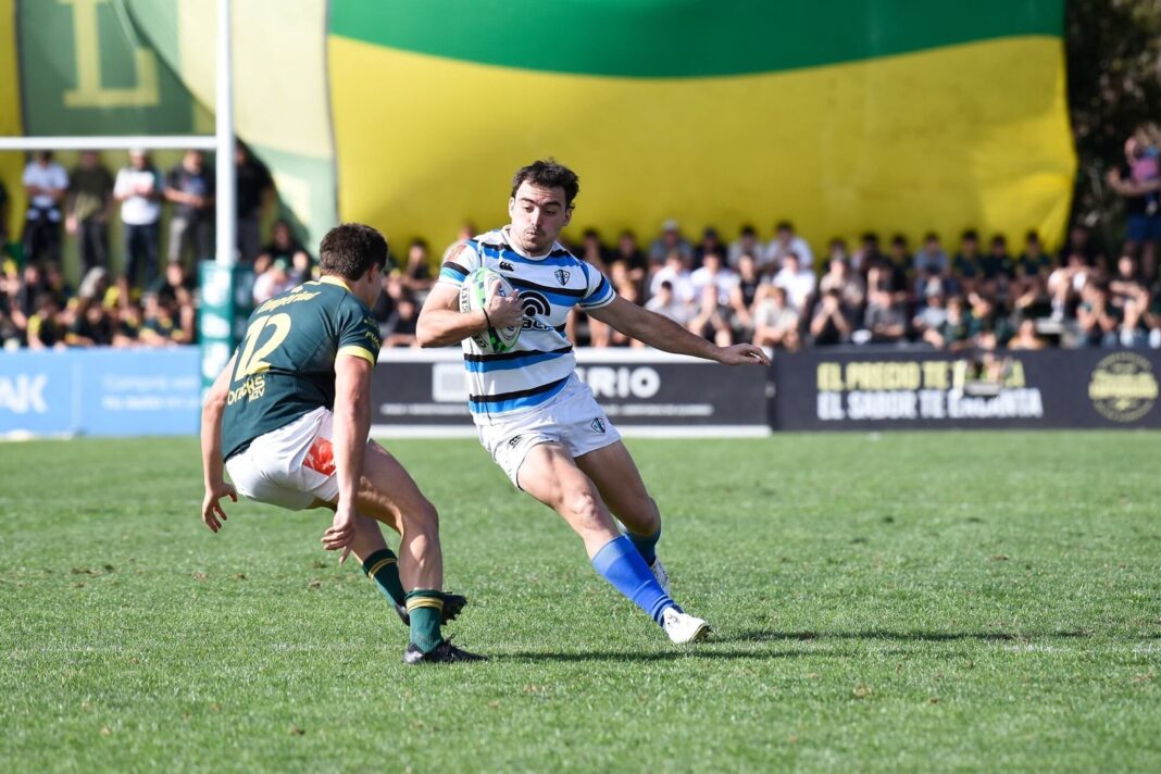 Jugadores de rugby del Top 14 de URBA en acción durante un partido