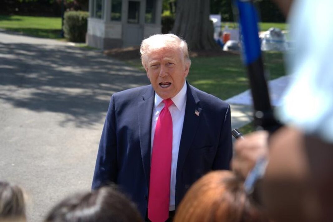 Donald Trump anunciando la prohibición de acceso a medios en la Casa Blanca