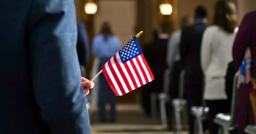 Sello oficial del Servicio de Ciudadanía e Inmigración de los Estados Unidos (USCIS) sobre un documento de solicitud de ciudadanía