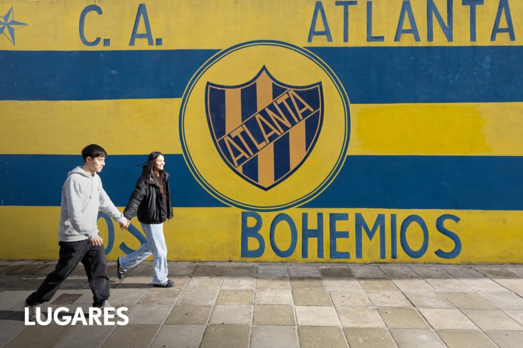 Vista de una calle de Villa Crespo con murales y edificios históricos