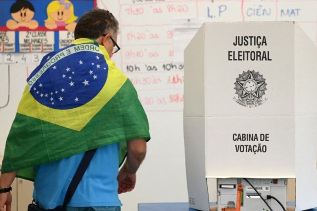 Urna electrónica en un centro de votación de Brasil