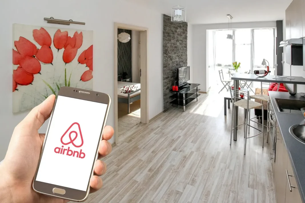 Logo de Airbnb en una pantalla