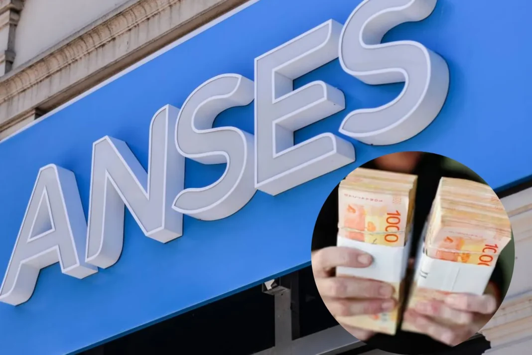 Persona consultando el cronograma de pagos de Anses en su teléfono móvil