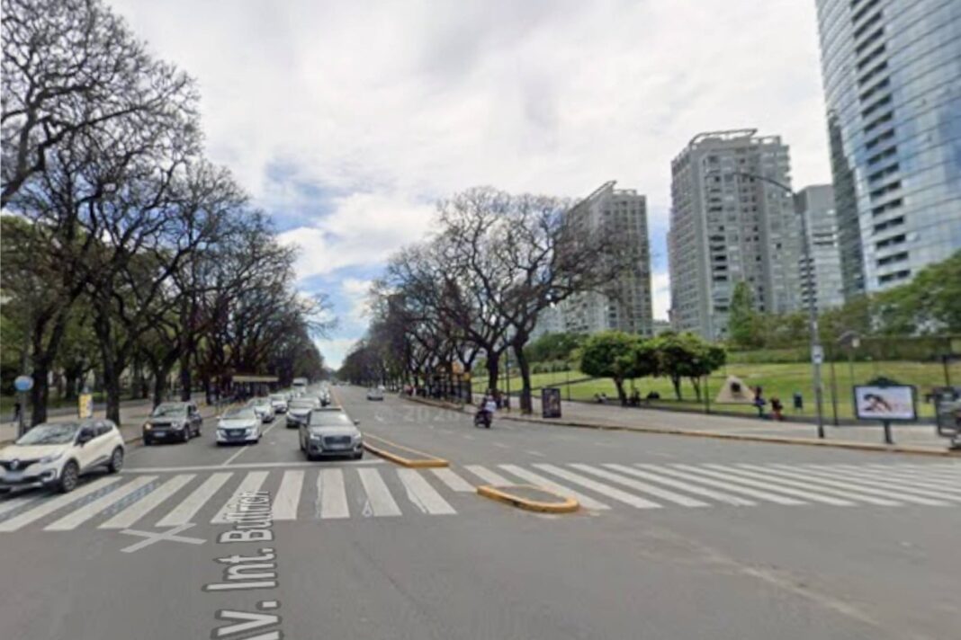 Móvil policial en la calle Costa Rica al 5200, Palermo, donde fue hallado el cuerpo de un hombre asesinado a balazos