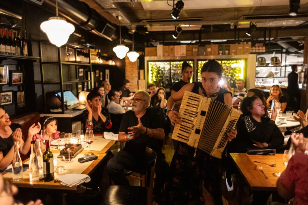 Platos de cocina judía en un restaurante de Buenos Aires