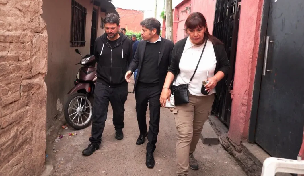 Axel Kicillof y Juan Grabois durante la recorrida por el barrio La Cava