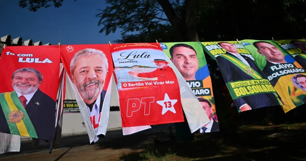 Lula y Bolsonaro durante el debate presidencial en Brasil