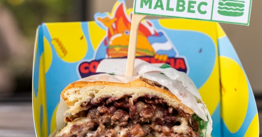 Hamburguesa ganadora de Burgerpalusa 2026 con doble medallón, queso y panceta