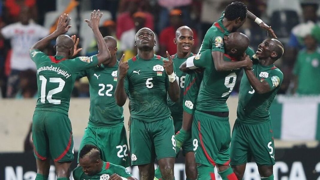 Camiseta de la Selección de Burkina Faso sin escudo lanzada en 2012