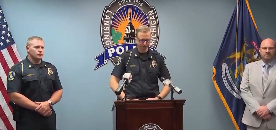 Sendero junto al río en Lansing, Míchigan, donde fueron hallados cinco hombres muertos