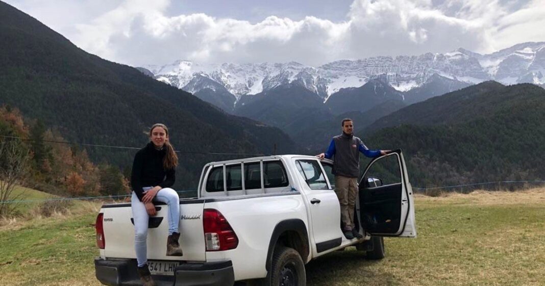 Claudia y Bernat en su granja de cabras en los Pirineos