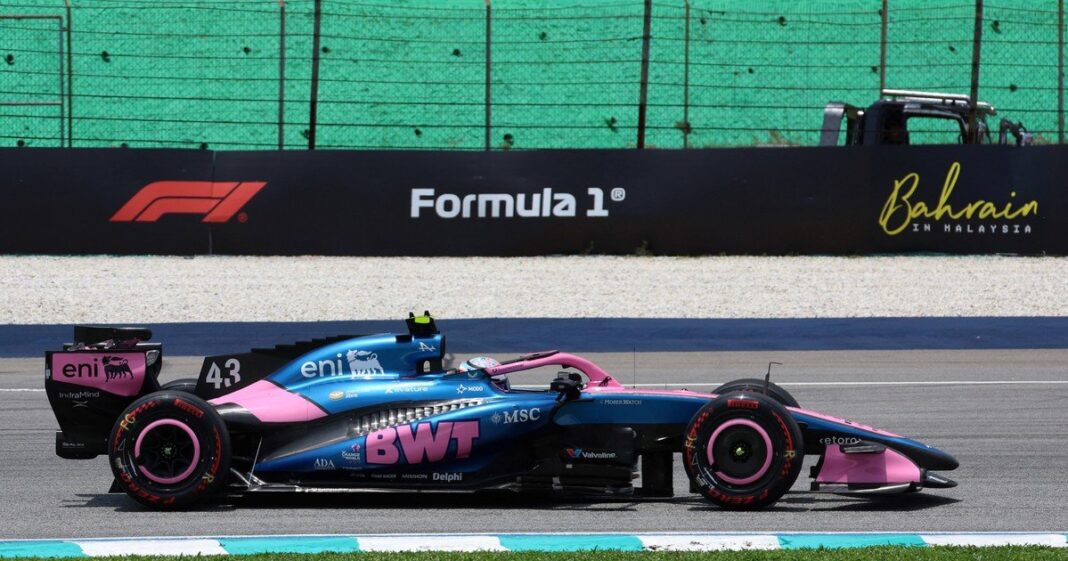 Franco Colapinto al volante de su Alpine durante una práctica libre en el circuito de Sepang
