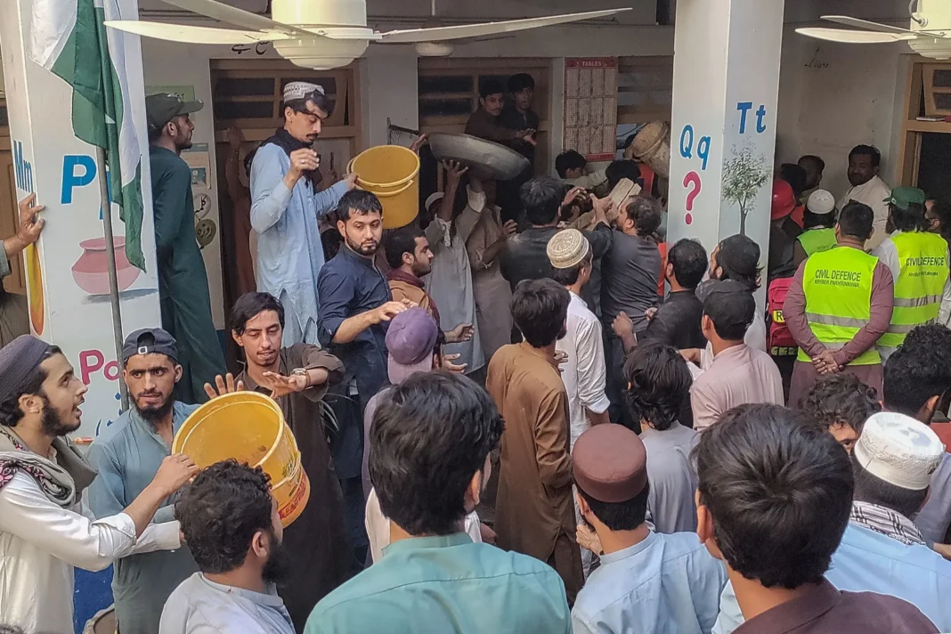 Rescatistas trabajando entre los escombros de una escuela derrumbada en Pakistán