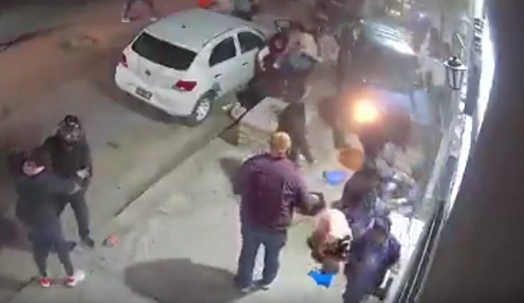 Auto Renault 11 sobre la vereda tras atropellar a 13 personas en Cerrillos, Salta