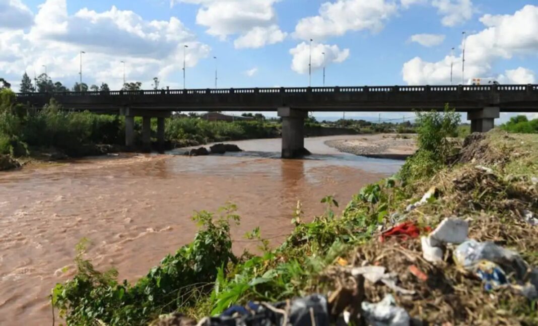 Vista del río Salí en Tucumán, con aguas contaminadas y residuos en la orilla