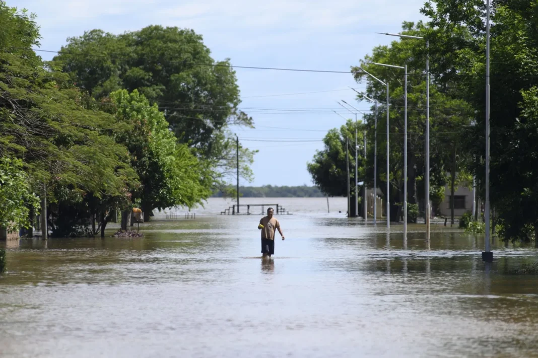 Viviendas inundadas por la crecida del río Paraná en el barrio Ibiray de Itatí, Corrientes