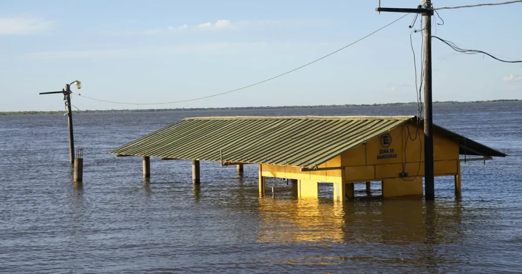 Inundación en Paso de la Patria por crecida del río Paraná