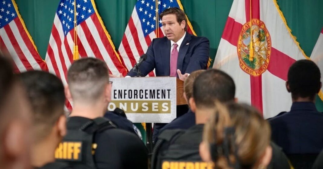 Gobernador Ron DeSantis durante un anuncio oficial en Florida