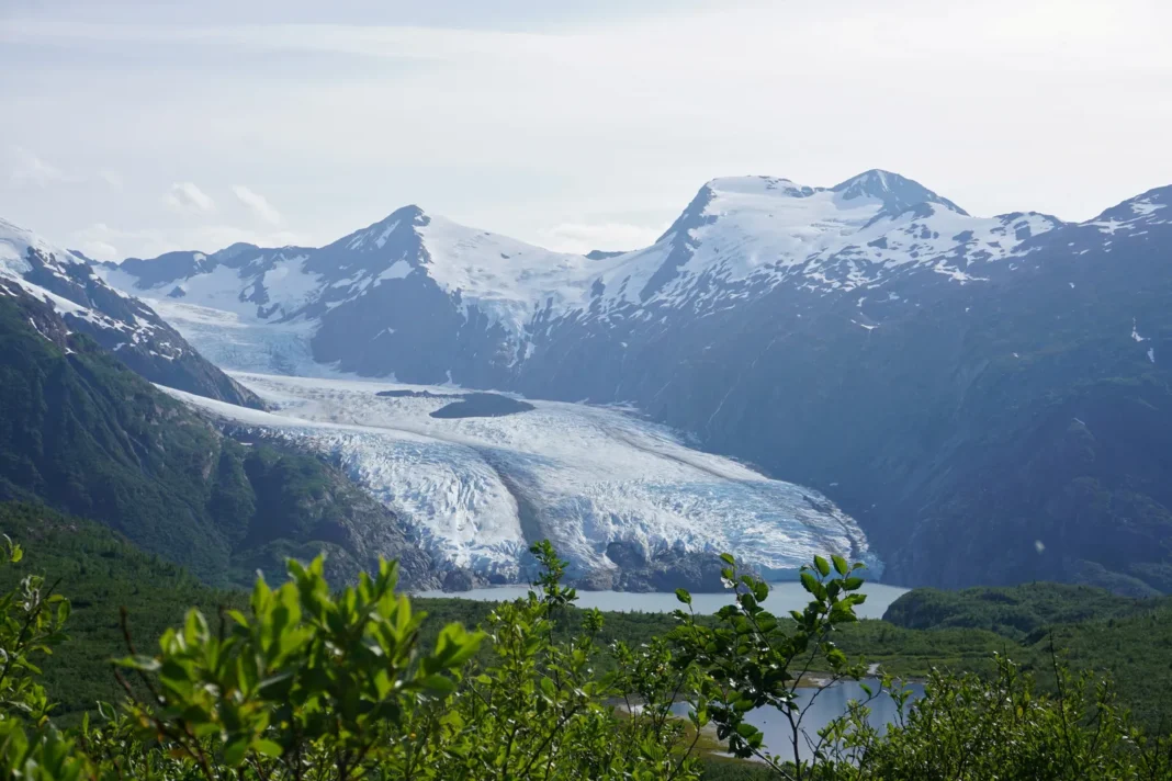 Glaciar en retroceso en una montaña del oeste de Estados Unidos
