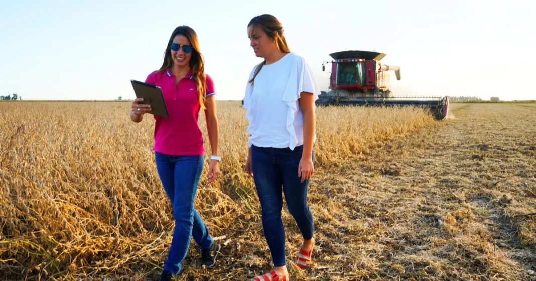 Mujeres rurales trabajando en el campo
