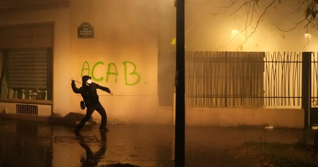 Enfrentamientos entre encapuchados y policía antidisturbios en París durante una marcha