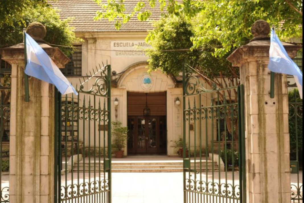 Fachada de escuela en Palermo donde una docente fue separada por grabar a sus alumnos