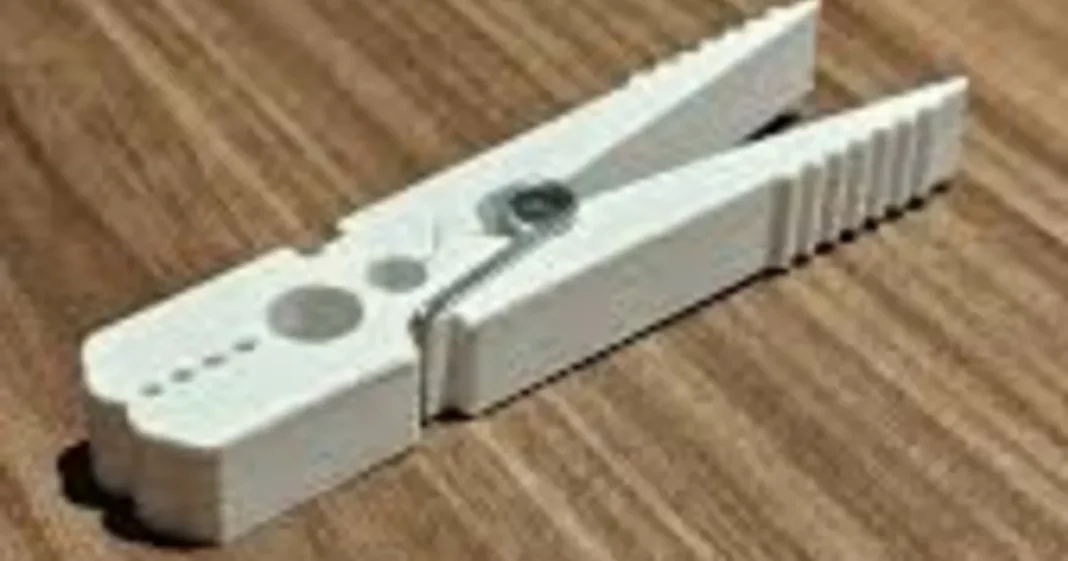 Broche de ropa de madera con dos agujeros visibles entre sus piezas
