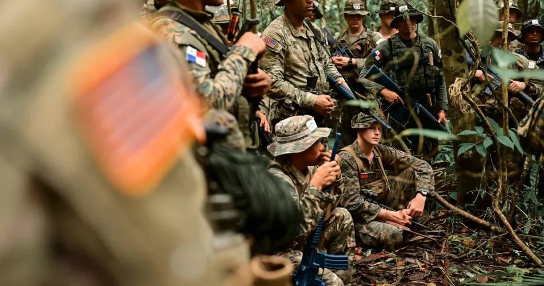 Soldados estadounidenses de la 10.ª División de Montaña durante un entrenamiento en la selva