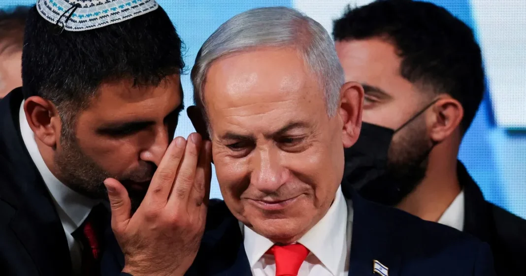 El primer ministro israelí, Benjamin Netanyahu, habla ante seguidores en la sede electoral de Jerusalén tras el cierre de urnas.