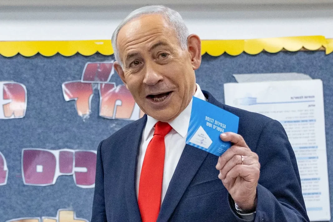 Ciudadanos israelíes votando en las elecciones de 2025