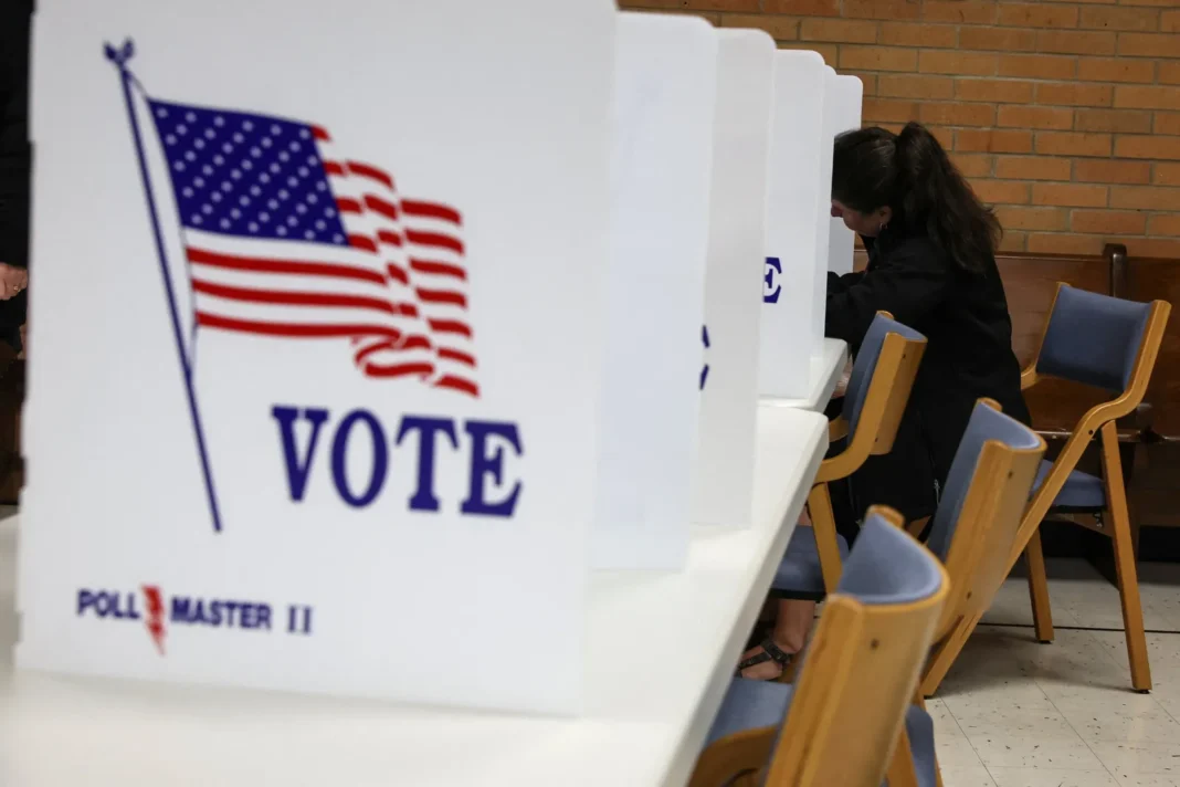 Votantes depositando boletas en las elecciones de medio término de Estados Unidos