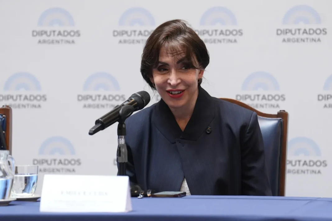 Emilce Cuda durante su disertación en el Congreso