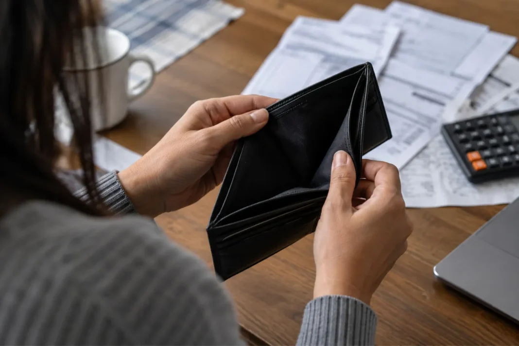 Personas latinas en Estados Unidos revisando sus finanzas