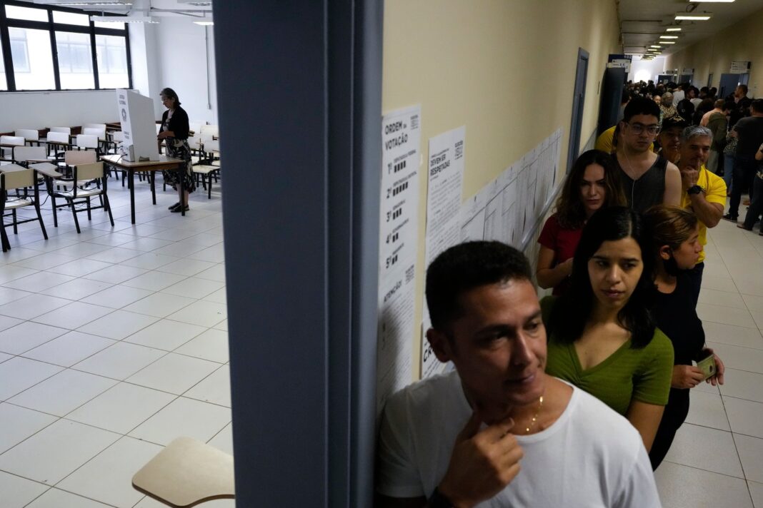 Urnas de votación en Brasil con banderas de los candidatos