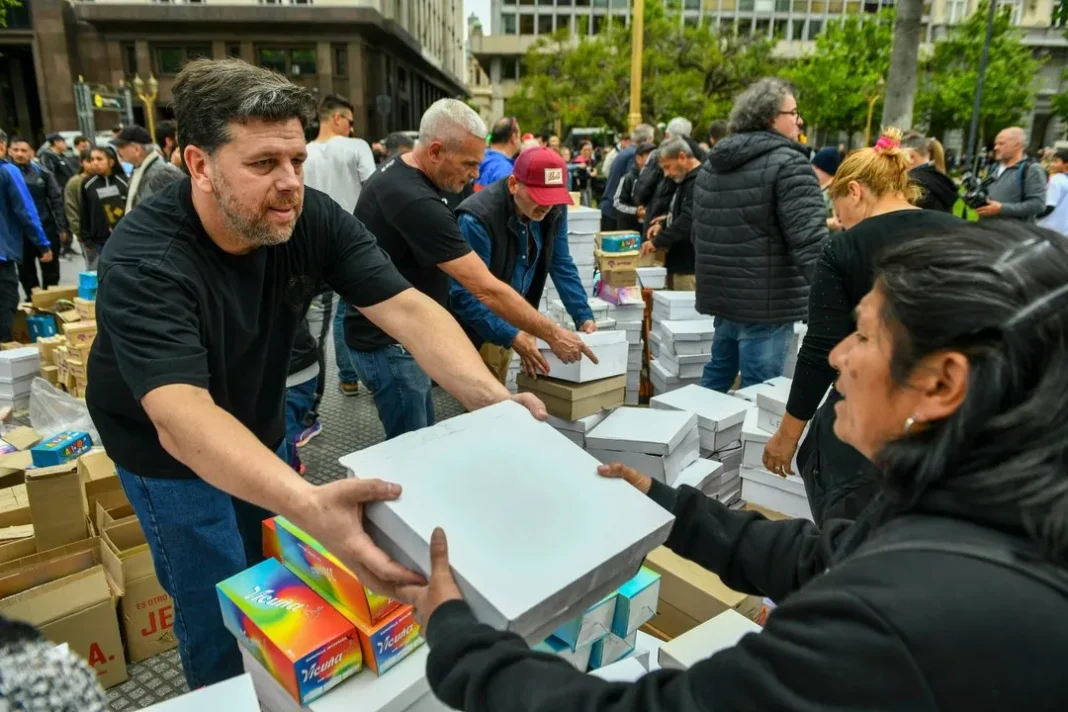 Fabricantes de calzado entregando zapatos en Plaza de Mayo durante el zapatazo solidario