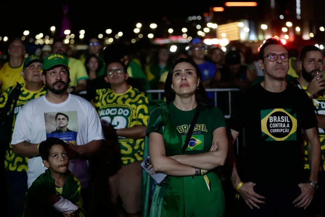 Flavio Bolsonaro durante una declaración pública