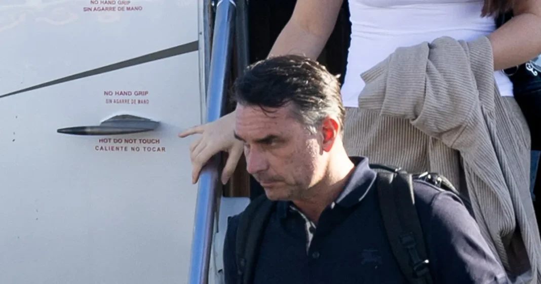 Flávio Bolsonaro en una conferencia de prensa