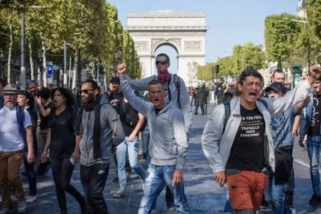 Agentes de seguridad franceses desplegados en las calles durante una protesta