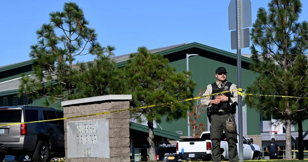 Policía en la escena del tiroteo en la escuela primaria Silver Rail en Bend, Oregón