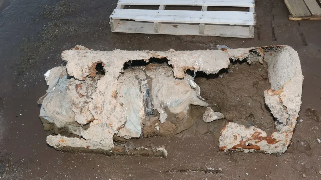 Barril oxidado hallado en el lago Mead, Nevada, donde se encontraron restos humanos en mayo de 2022