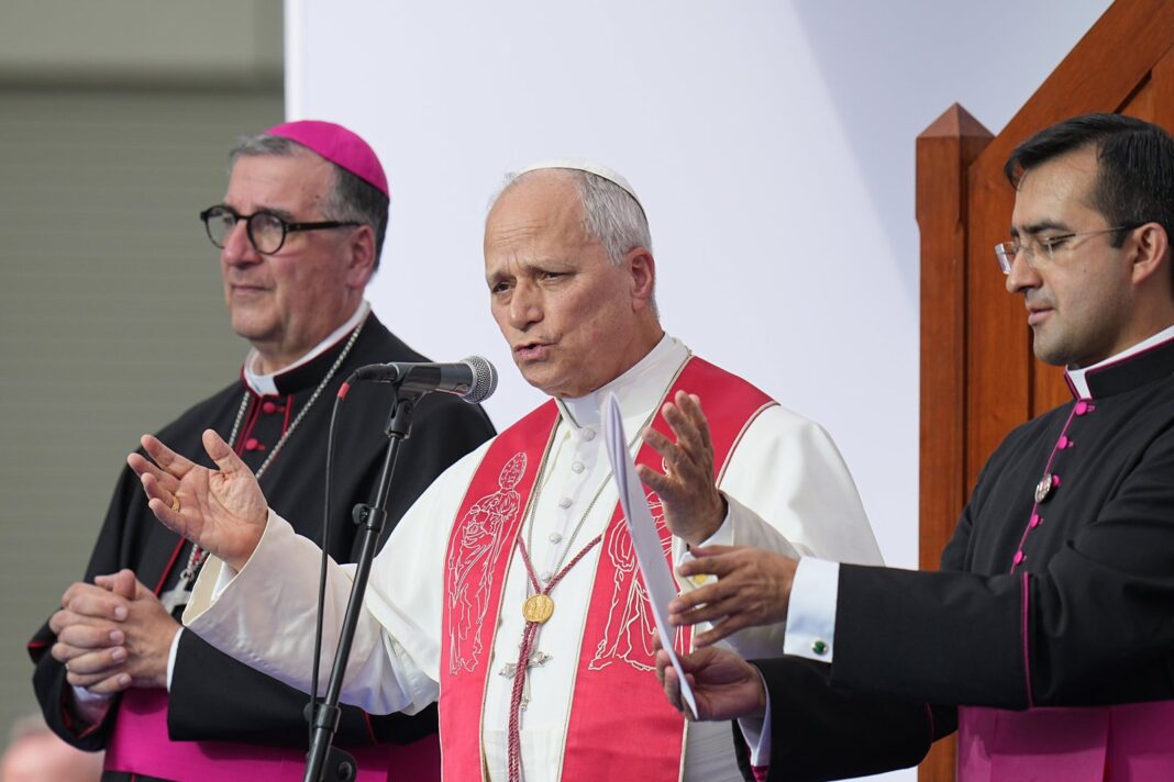 Fieles reunidos en oración en una iglesia argentina