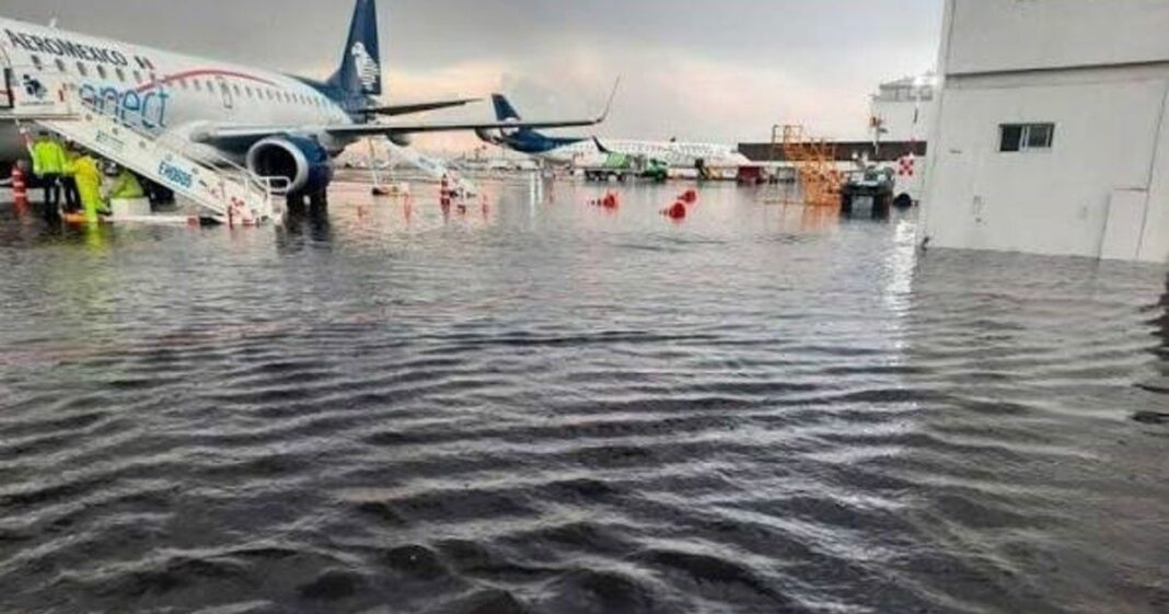 Valijas amontonadas en la zona de llegadas del aeropuerto Suvarnabhumi de Bangkok durante las inundaciones