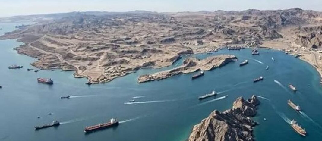 Vista del estrecho de Ormuz con buques petroleros